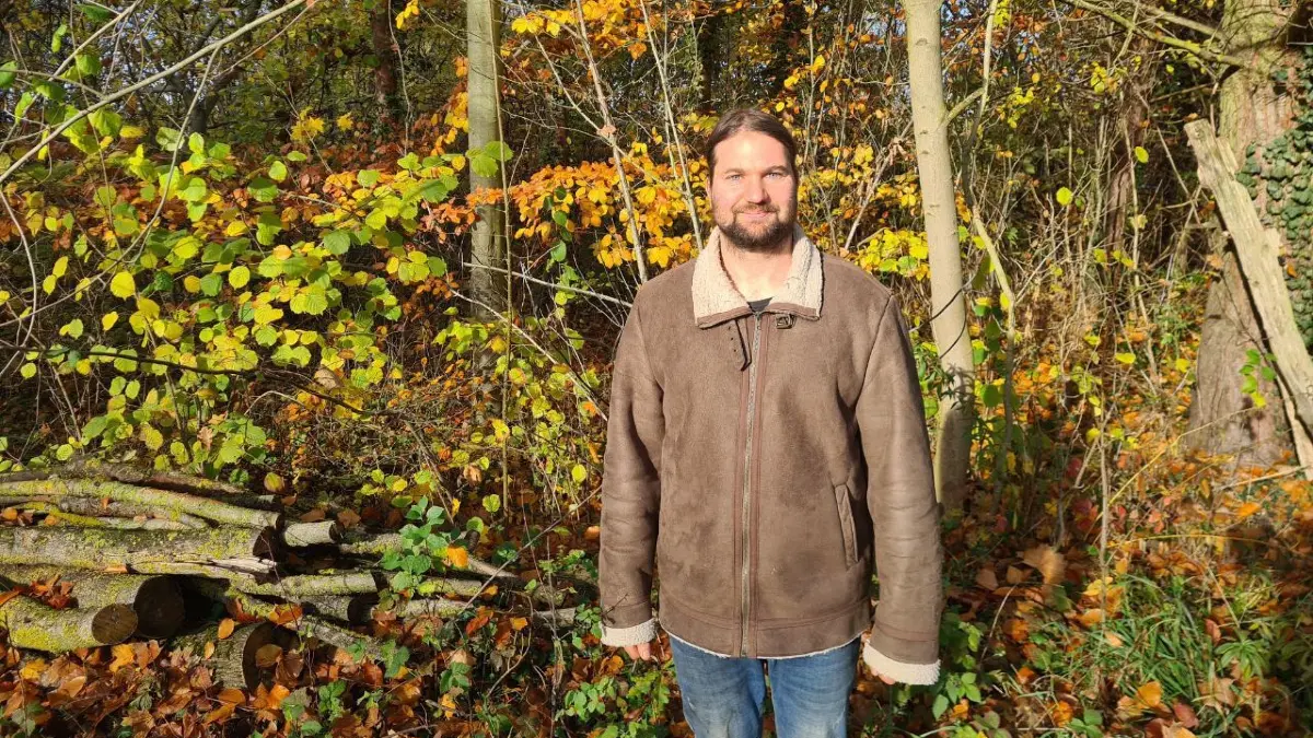 Baumretter Isaak Baubkus auf seinem Grundstück in Hermersdorf: Hier können Freiwillige im Rahmen der Bewegung „Mehr Bäume Jetzt“ kostenlos Wildlinge ernten und umpflanzen.