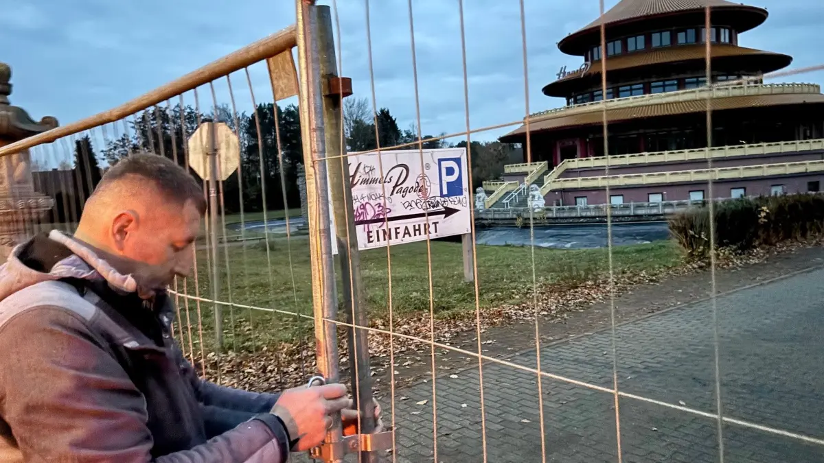 Abgeschlossen: Die Zufahrt zum Gelände der Himmelspagode in Hohen Neuendorf ist abgesperrt. An der B96 steht jetzt ein Bauzaun.