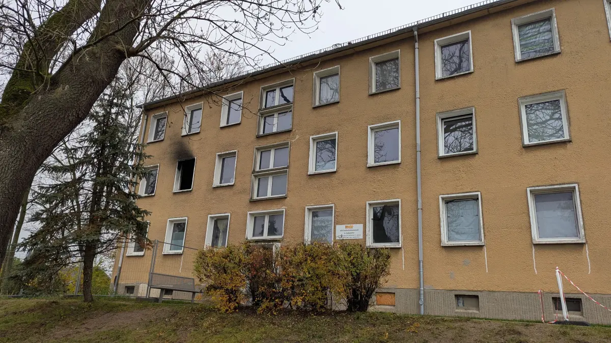 Flüchtlingsheim Lüdersdorfer: der linke Aufgang des Neubaus in dem Ortsteil von Wriezen ist seit einem Brand im Mai nicht mehr bewohnbar.