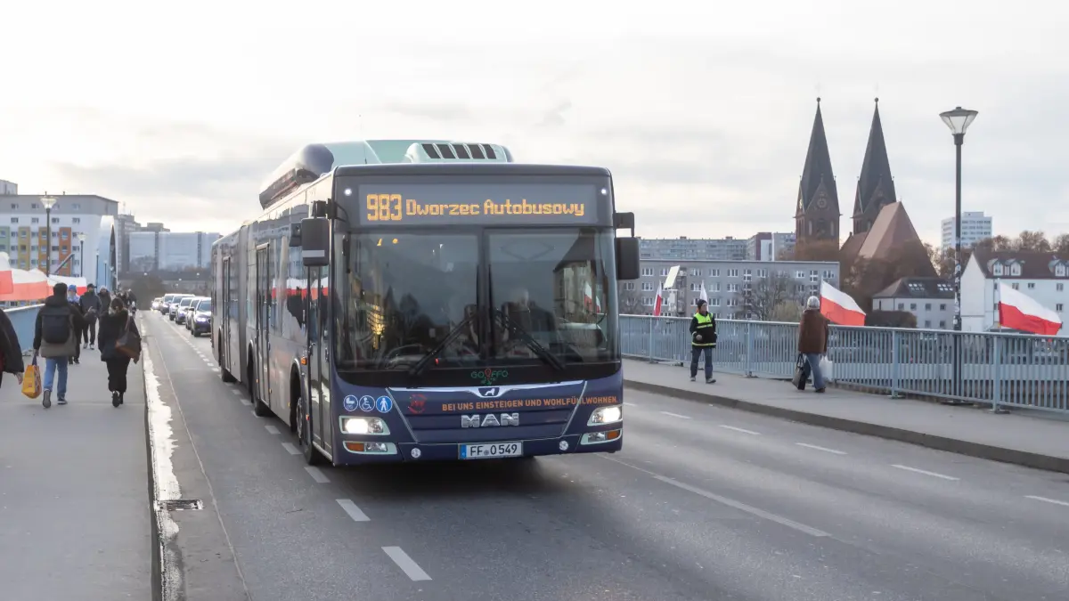 Der Bus fährt im Dezember öfter über die Oderbrücke.