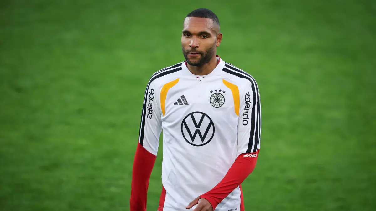 Training der Fußball-Nationalmannschaft: 10.11.2025, Niedersachsen, Wolfsburg: Fußball: Nationalmannschaft, vor den WM-Qualifikationsspielen in Luxemburg und gegen die Slowakei, AOK-Stadion, Training Deutschland. Jonathan Tah (Deutschland) beim Aufwärmen. Foto: Christian Charisius/dpa +++ dpa-Bildfunk +++