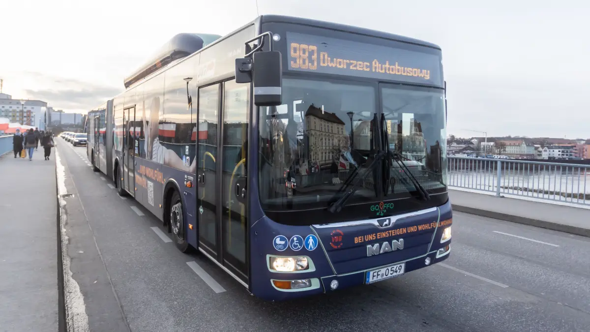 Der Bus fährt im Dezember öfter über die Oderbrücke.