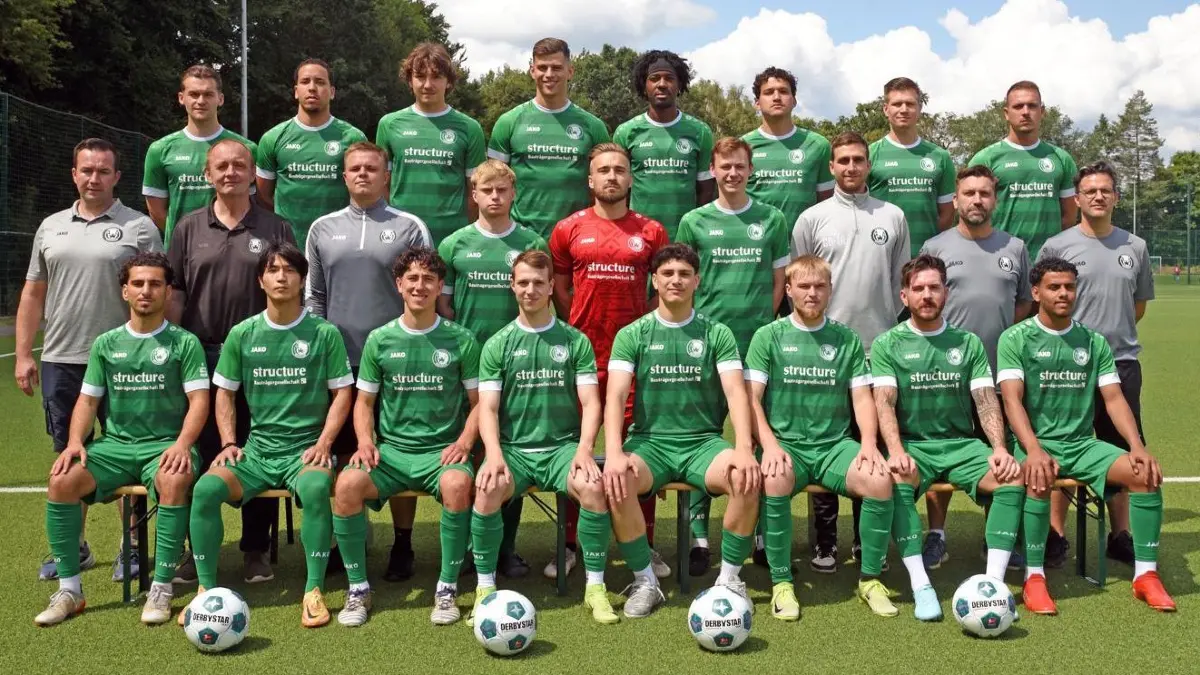 Mitte Juli präsentierte der FV Preussen Eberswalde diese 12 Neuzugänge. Insgesamt sind es 17 geworden. Heimische Spieler haben den Verein verlassen und sind in neuen Clubs aktiv.