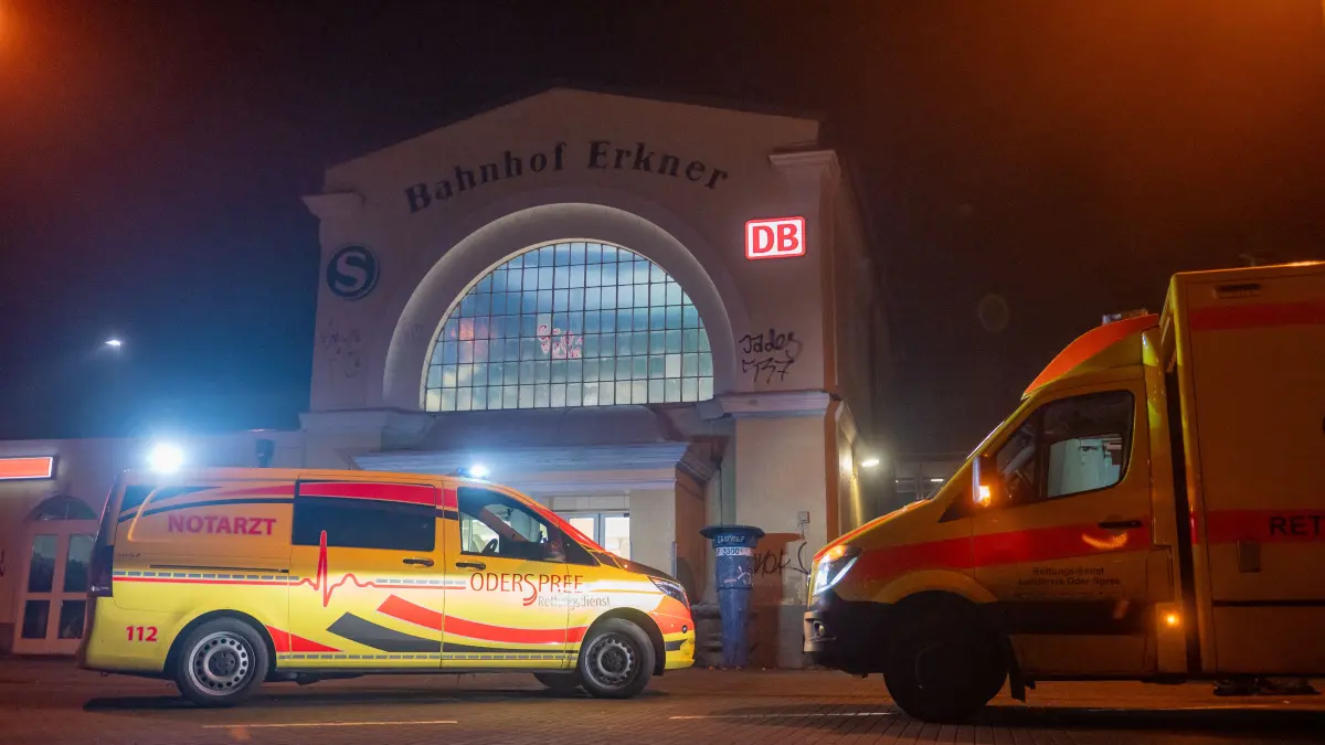 Nach einem Raubüberfall auf einen 39-jährigen Mann wurde die Polizei zum Tatort in der Bahnhofstraße in Erkner gerufen.