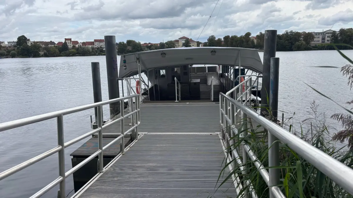 Die Fähre auf dem Straussee verbindet die Altstadt mit dem Ortsteil Jenseits vom See: Demnächst müssen Fahrgäste zeitweise ohne die Verbindung auskommen.
