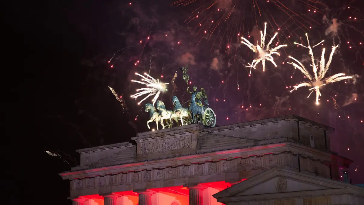 Auch Jahreswechsel gab es vor dem Brandenburger Tor in den vergangenen Jahren ein großes Feuerwerk.