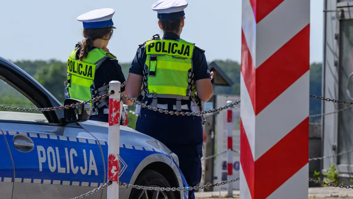 Polnische Polizistinnen stehen an der Stadtbrücke in Słubice in Polen. Bei Alkohol am Steuer gibt es in Polen weniger Toleranz als in Deutschland.