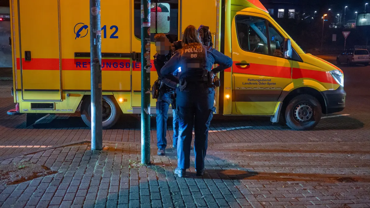 Polizisten sicherten Kleidungsstücke vor der Bahnhofshalle in Erkner.