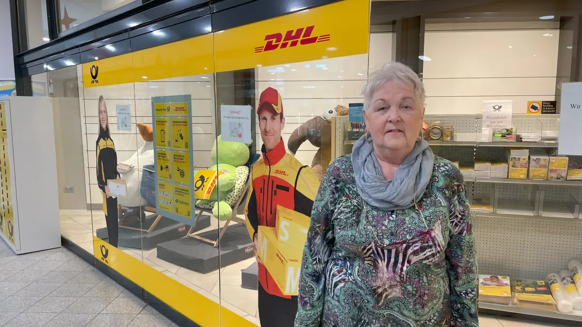 Sieglinde Kulow vor der Partnerfiliale der Deutschen Post in den Lenné-Passagen: Nach einem bewegten Jahr steht das Team in Frankfurt (Oder) nun vor der nächsten großen Herausforderung – Weihnachten.