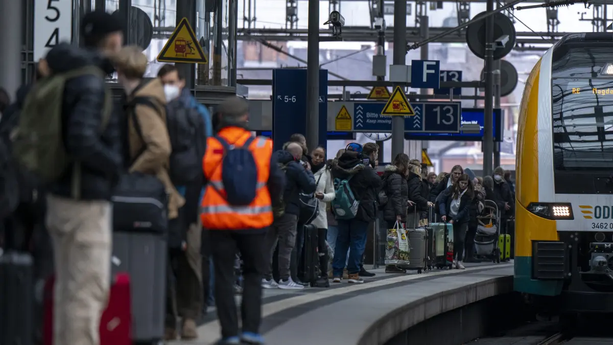 Zahlreiche Reisende warten am Hauptbahnhof in einen Regionalzug der ODEG nach Magdeburg. +++ dpa-Bildfunk +++