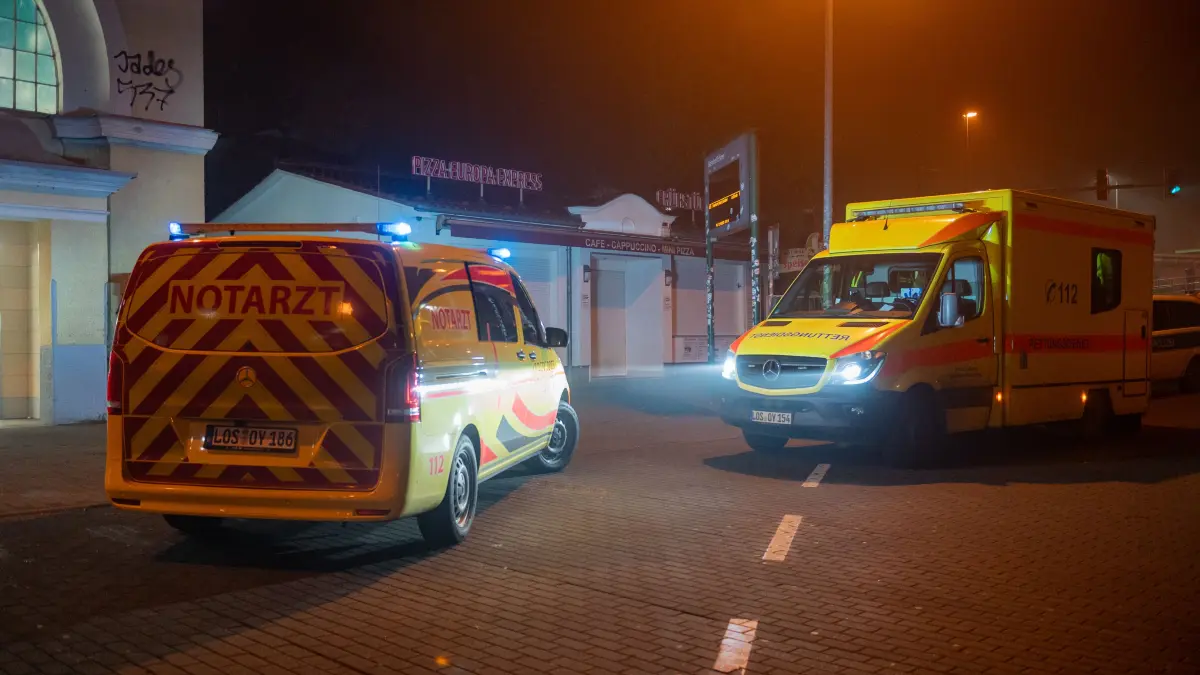 Ein Notarzt musste den schwer verletzten Mann behandeln, ehe er in ein Krankenhaus eingeliefert werden konnte.