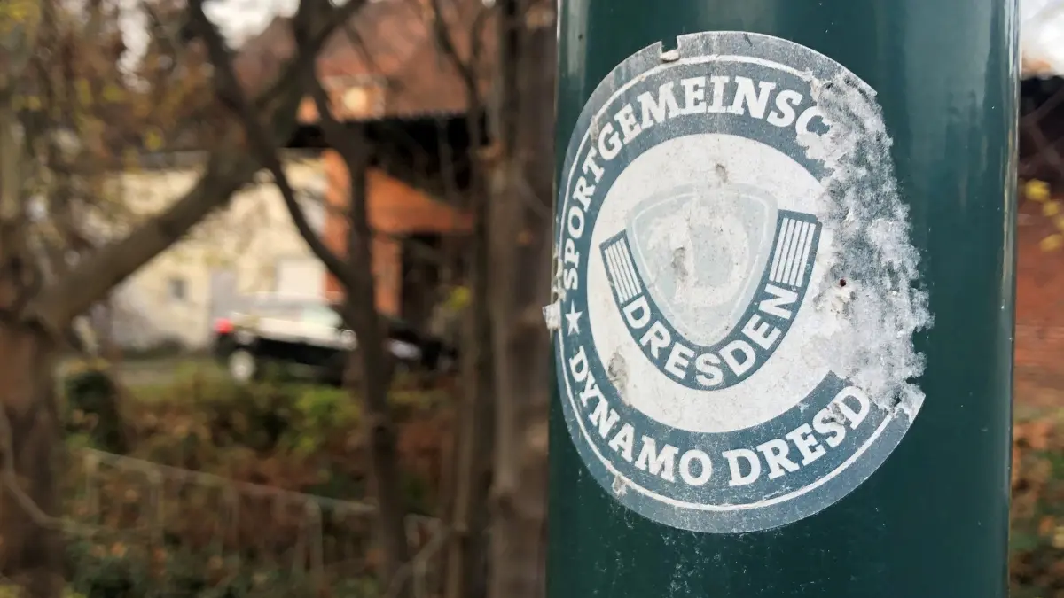 Vandalismus in Neuzelle, Sticker an Laternen und Verkehsrzeichen