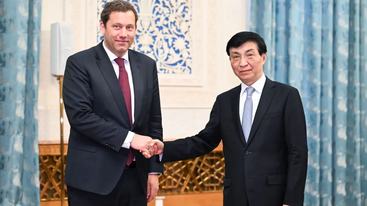SPD-Chef Klingbeil trifft Nummer Vier in Chinas Machthierarchie: ARCHIV - 06.06.2023, China, Peking: Wang Huning (r), Mitglied im mächtigen Ständigen Ausschuss des Politbüros der Kommunistischen Partei Chinas, gibt Lars Klingbeil, Vorsitzender der SPD, die Hand. Die Asienreise des SPD-Chefs steht im Zeichen der Neuausrichtung der sozialdemokratischen Außen- und Sicherheitspolitik. (zu dpa: «Vizekanzler in China - Der diplomatische Drahtseilakt») Foto: Zhang Ling/XinHua/dpa +++ dpa-Bildfunk +++