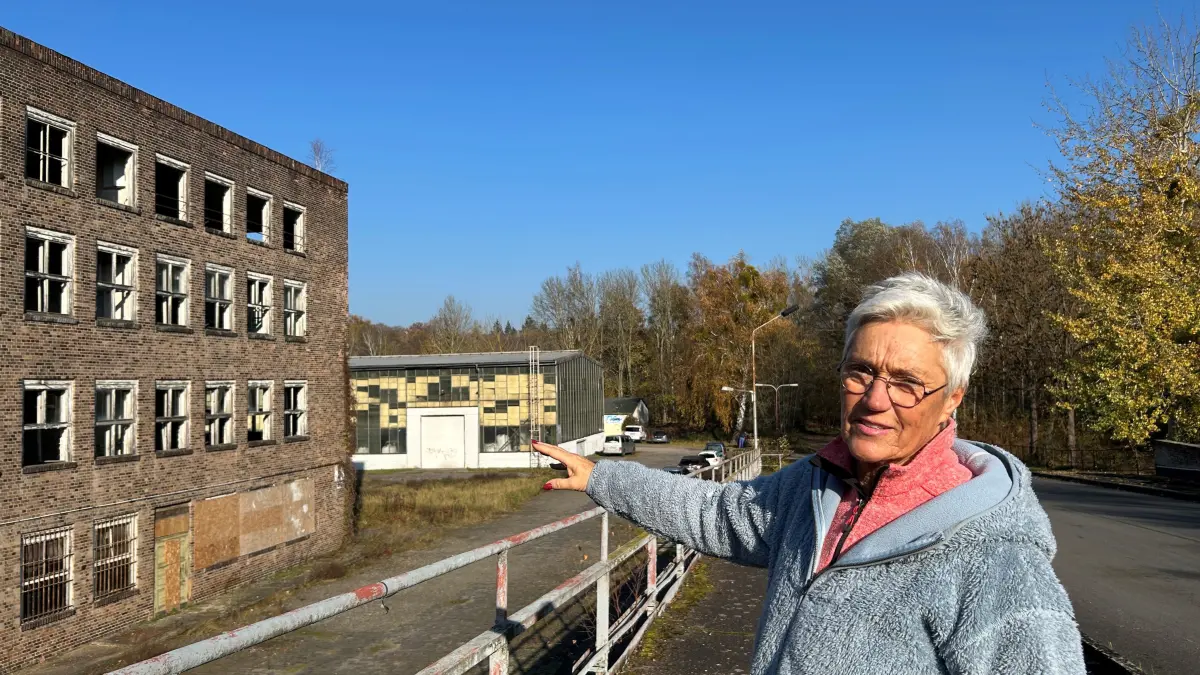 Annett Streuber hat im VEB Kranbau Eberswalde gelernt. Das alte Lehrwerk verfällt zusehends.