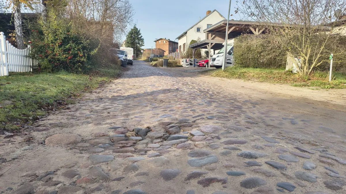Eines von vielen Schlaglöchern der Triftstraße in Chorin. Rückt seine Beseitigung für Anwohner ein Stück näher?