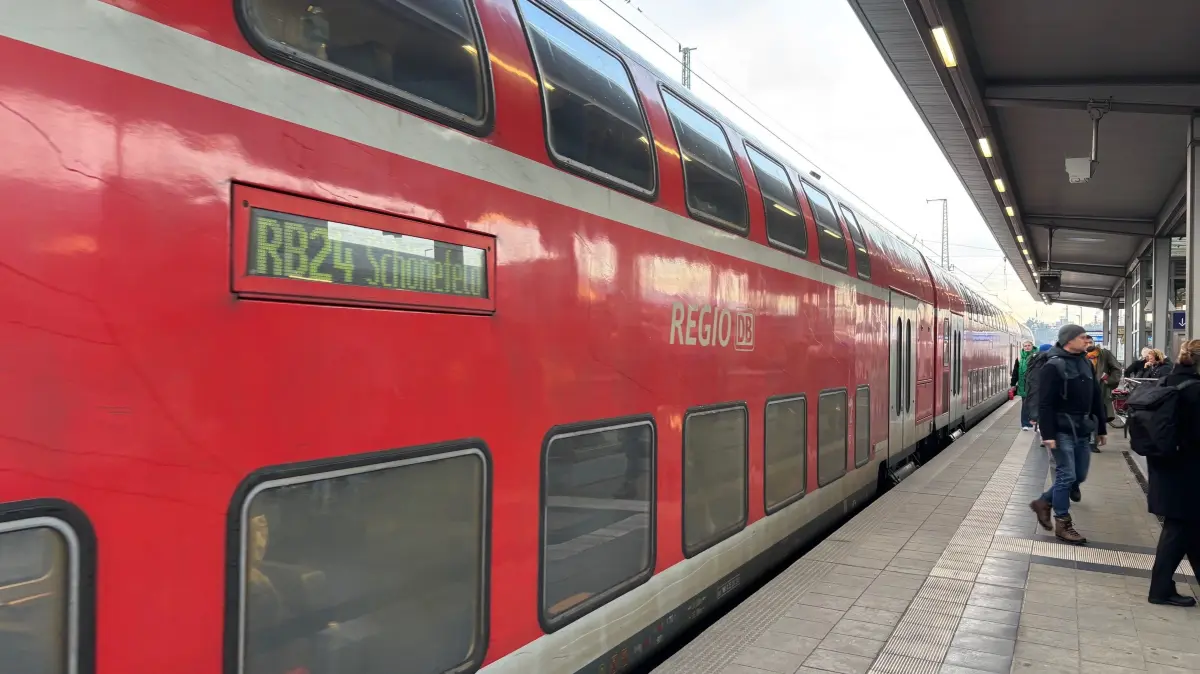 Die Regionalbahn RB24 wird künftig aus Eberswalde und Bernau nicht nur nach Schönefeld, sondern weiter zum Flughafen BER und nach Blankenfelde fahren. Hier am 12. November 2025 am Bahnhof Eberswalde.