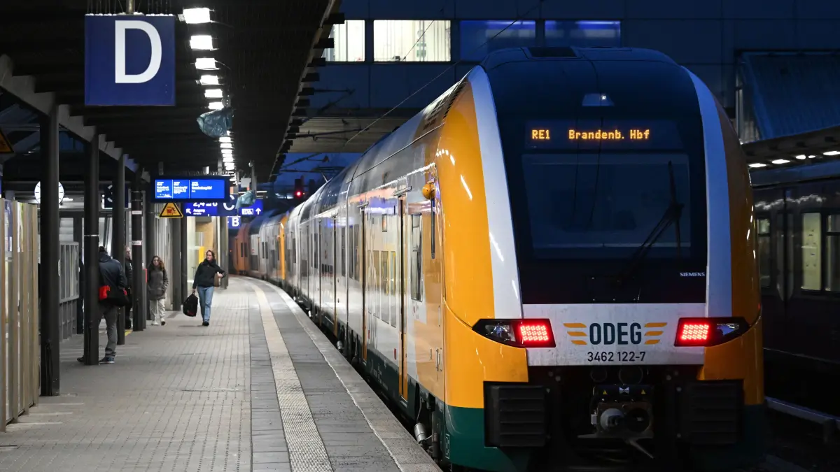 Im Regionalzug RE1 bei Erkner sorgte ein Mann mit einem Messer für Aufregung. (Symbolbild)
