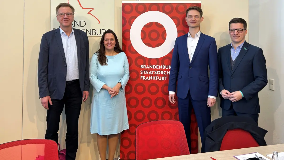 Präsentation des Neuen: BSOF-Intendant Roland Ott, Kulturstaatsministerin Manja Schüle (SPD), Felix Mildenberger und Claus Junghanns, Bürgermeister von Frankfurt (Oder), beim Pressetermin in der Staatskanzlei