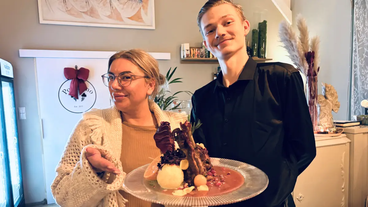 Beliebtes „Portofino“ aus Słubice ist nach Frankfurt Oder umgezogen. Gänsebraten wird dort nach polnischem Geheimrezept aufgetischt. Chefin Aneta und Kevin Fittinger vom Service mit einem angerichteten Teller.