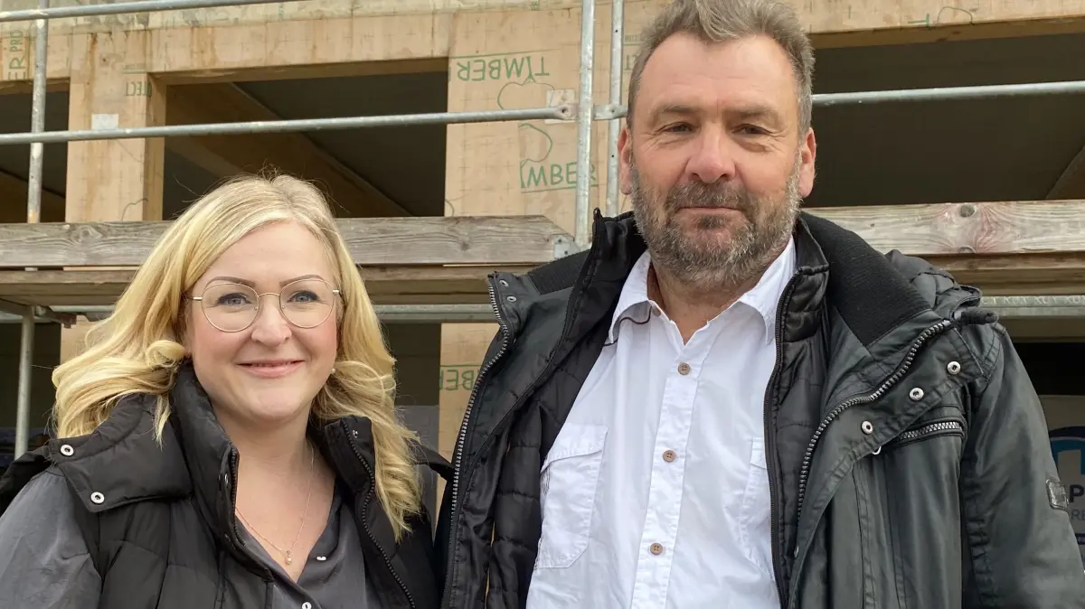 Sie sind die Gesichter der neuen Schule: Katharina Otto, designierte Leiterin des Grundschul-Teils, und Jens Wernicke, Leiter der Grund- und Oberschule am Spree-Campus, beim Richtfest am 12. November.