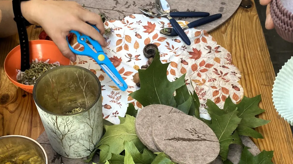 Kinderbetreuung in Angermünde: Basteln gehört zum Alltag in der Kita und fördert Kreativität, Feinmotorik und Selbstbewusstsein, wenn die Kinder etwas Eigenes schaffen. Beim Herbstfest in der Kita Kerkow bei Angermünde wurde mit Naturmaterialien gebastelt.