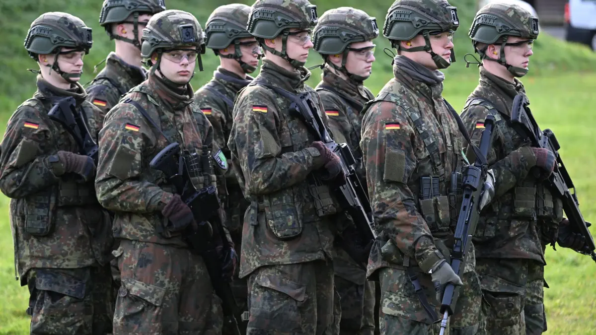 Medientag zur Basisausbildung bei der Bundeswehr: PRODUKTION - 13.11.2025, Nordrhein-Westfalen, Ahlen: Rekruten bei der Schießausbildung im Rahmen eines Medientages zur Basisausbildung bei der Bundeswehr im Aufklärungsbataillon 7. Politiker von Union und SPD haben sich für den neuen Wehrdienst auf eine flächendeckende Musterung geeinigt. Foto: Federico Gambarini/dpa +++ dpa-Bildfunk +++