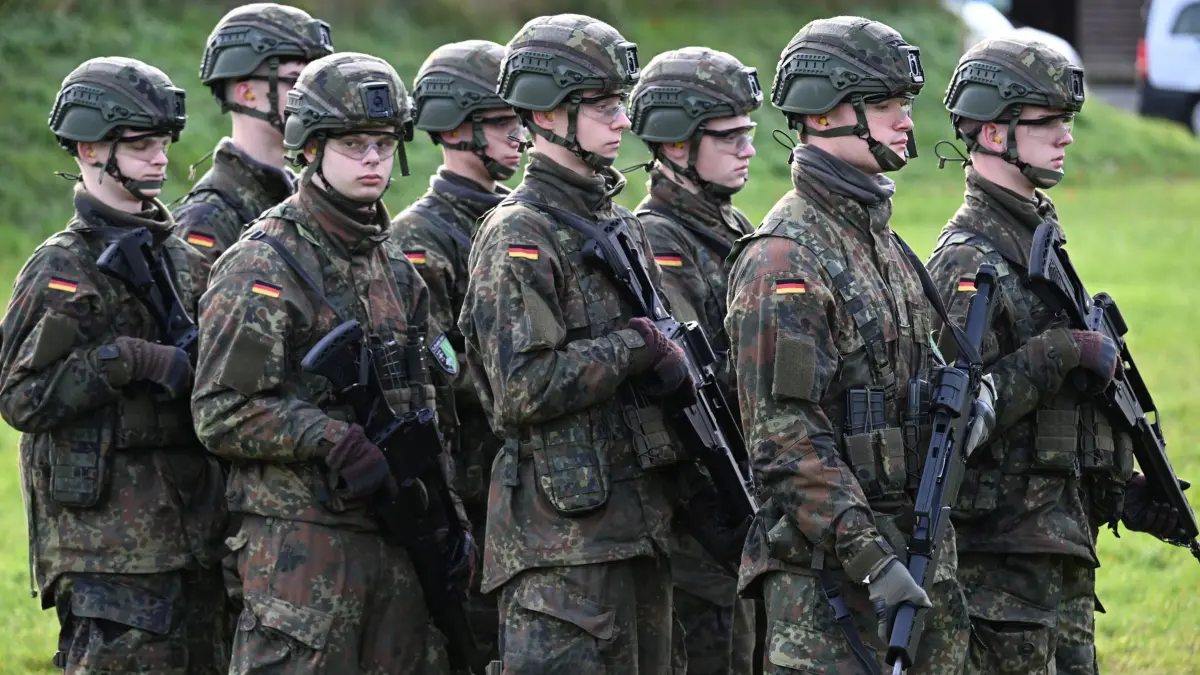 Medientag zur Basisausbildung bei der Bundeswehr: PRODUKTION - 13.11.2025, Nordrhein-Westfalen, Ahlen: Rekruten bei der Schießausbildung im Rahmen eines Medientages zur Basisausbildung bei der Bundeswehr im Aufklärungsbataillon 7. Politiker von Union und SPD haben sich für den neuen Wehrdienst auf eine flächendeckende Musterung geeinigt. Foto: Federico Gambarini/dpa +++ dpa-Bildfunk +++