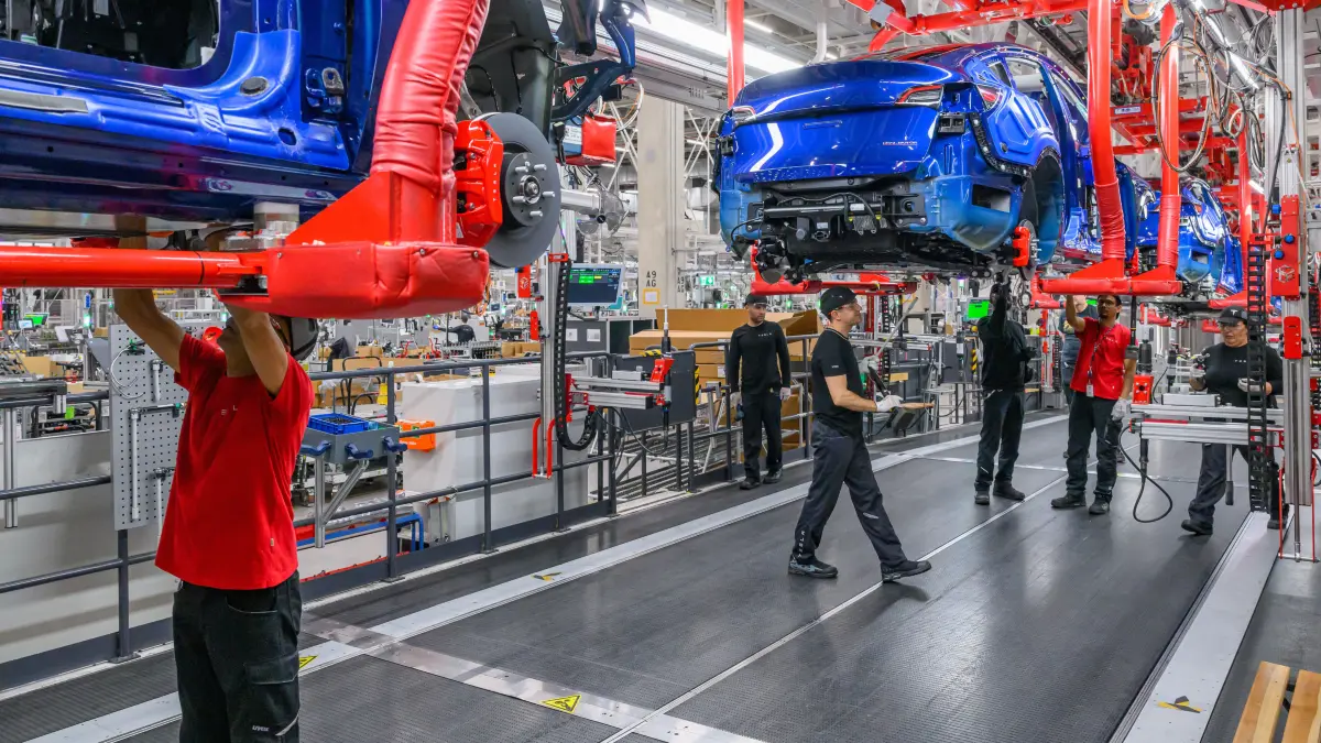 Produktion von Elektrofahrzeugen vom Typ Tesla Model Y im Werk der Tesla Gigafactory Berlin-Brandenburg. (zu dpa: «Forscher: keine Trendwende für ostdeutsche Auto-Industrie») +++ dpa-Bildfunk +++