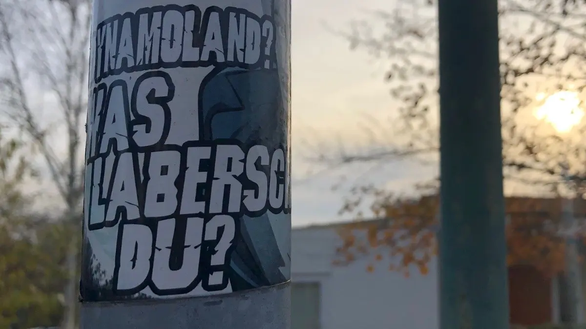 Vandalismus in Neuzelle, Sticker an Laternen und Verkehsrzeichen