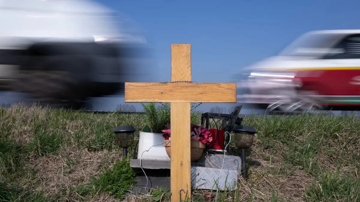 Verkehrsunfall-Statistik: ARCHIV - 29.02.2024, Hessen, Biebesheim: Ein Holzkreuz erinnert an einer Straße an das Opfer eines Verkehrsunfalls. (zu dpa: «Männer verursachen die meisten Verkehrsunfälle in Hessen») Foto: Boris Roessler/dpa +++ dpa-Bildfunk +++