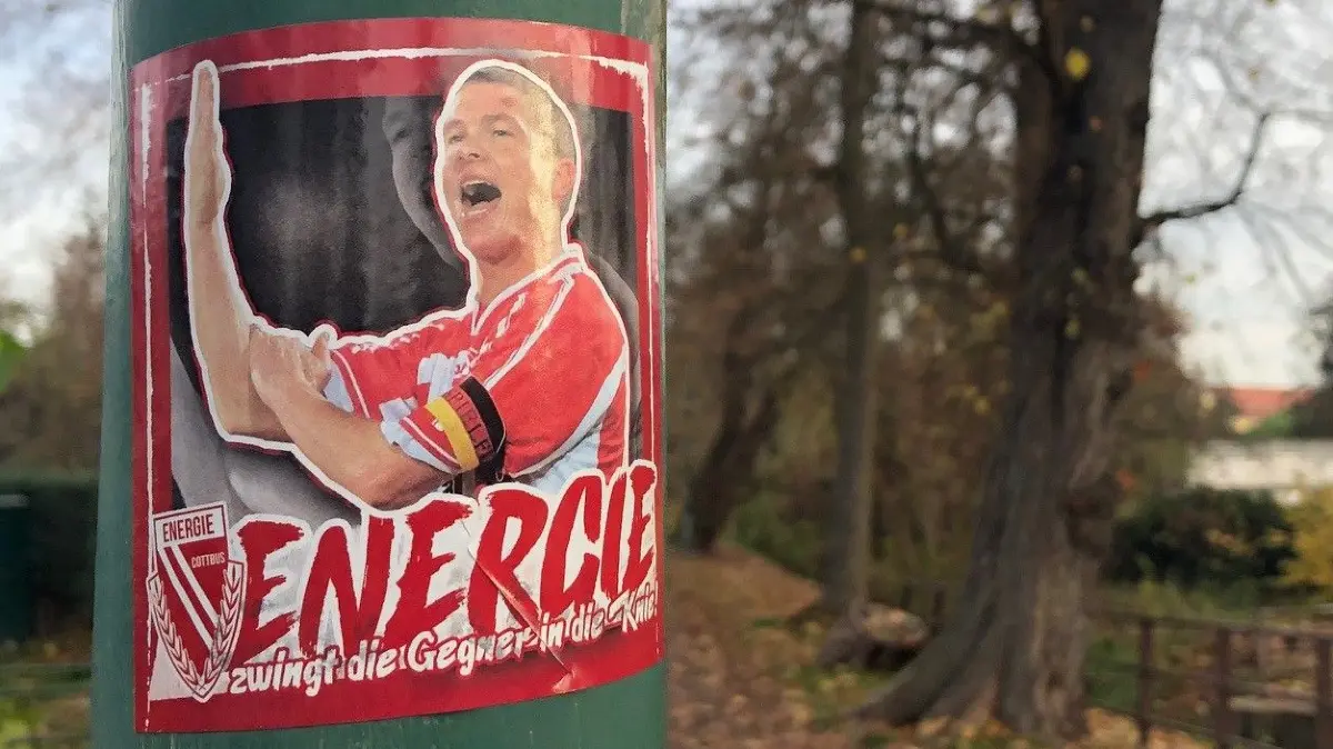 Vandalismus in Neuzelle, Sticker an Laternen und Verkehsrzeichen