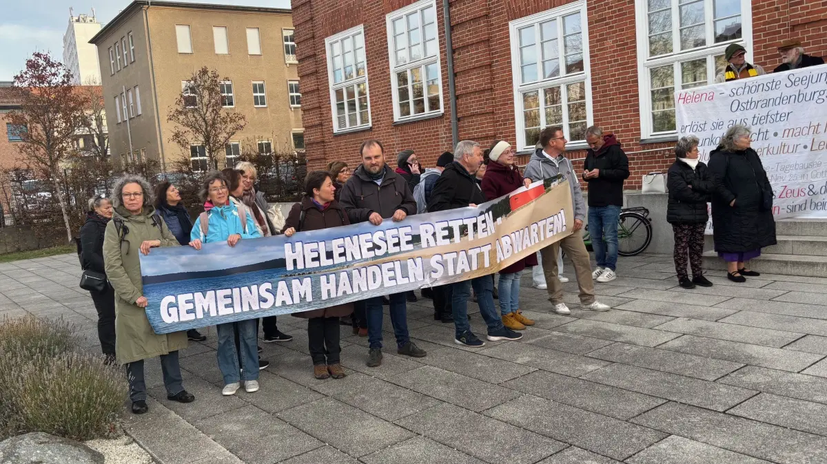 Demo vor dem Stadthaus Cottbus. Der Braunkohleausschuss des Landes Brandenburg tagt. Bürger, Politiker und Unternehmer machen klar, am Helenesee müssen die Sanierungsarbeiten an den rutschungsgefährdeten Ufern konsequenter vorangetrieben und auch Möglichkeiten der Zwischennutzung gefunden werden.
