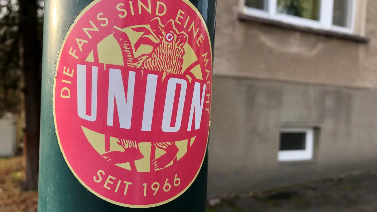 Vandalismus in Neuzelle, Sticker an Laternen und Verkehsrzeichen