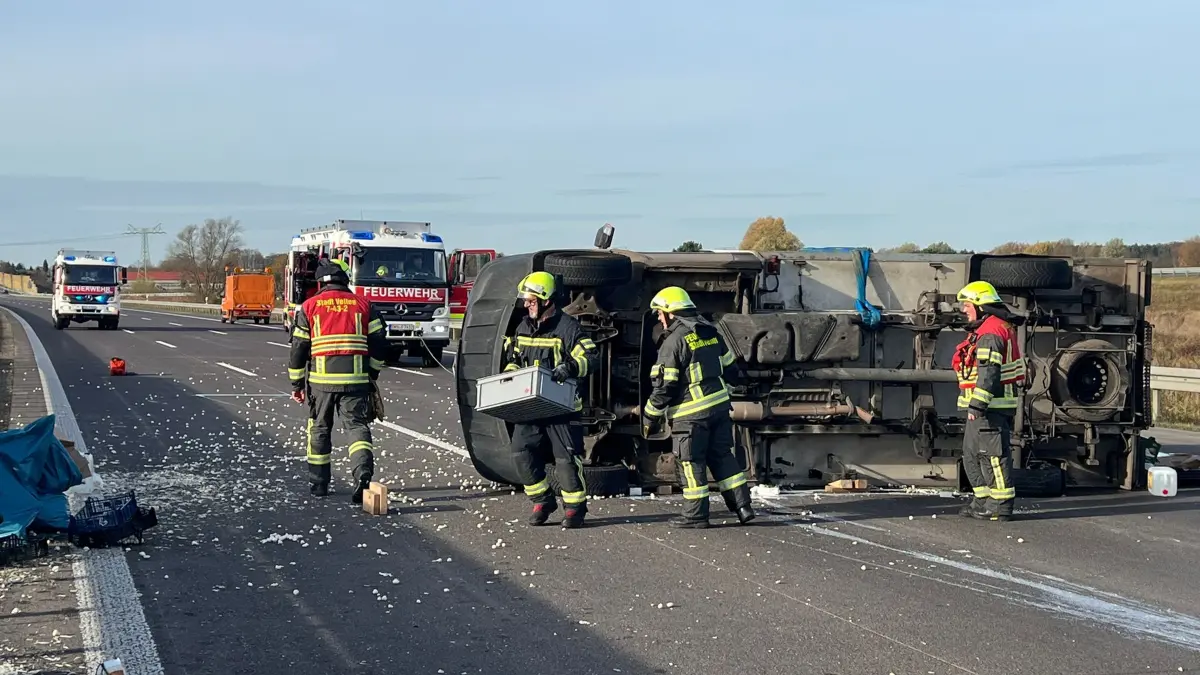 A10 - Fahrtrichtung Hamburg zwischen Oberkrämer und Oranienburg - Kleintransporter verunglückt - Pilze auf der Fahrbahn