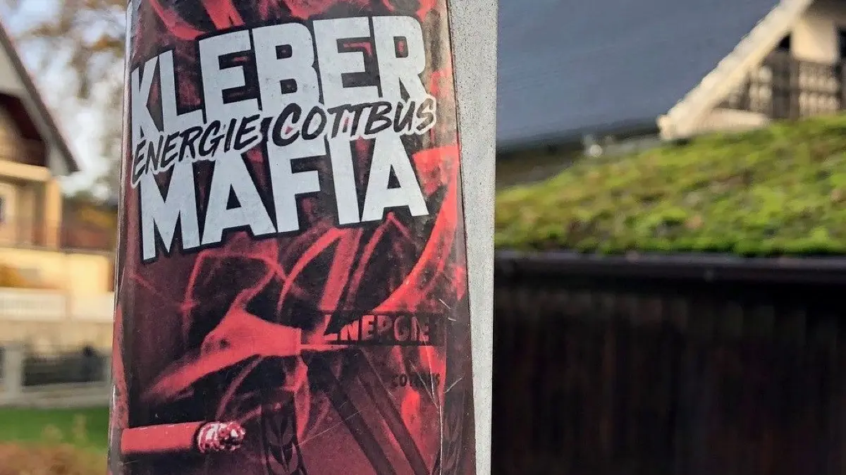 Vandalismus in Neuzelle, Sticker an Laternen und Verkehsrzeichen