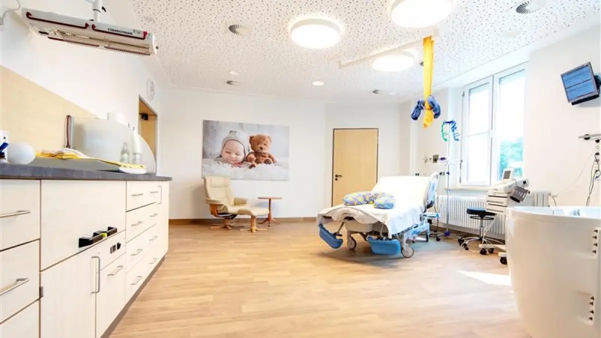 Entbindung in entspannter Atmosphäre: Blick in den Kreißsaal des Helios Klinikum Bad Saarow.