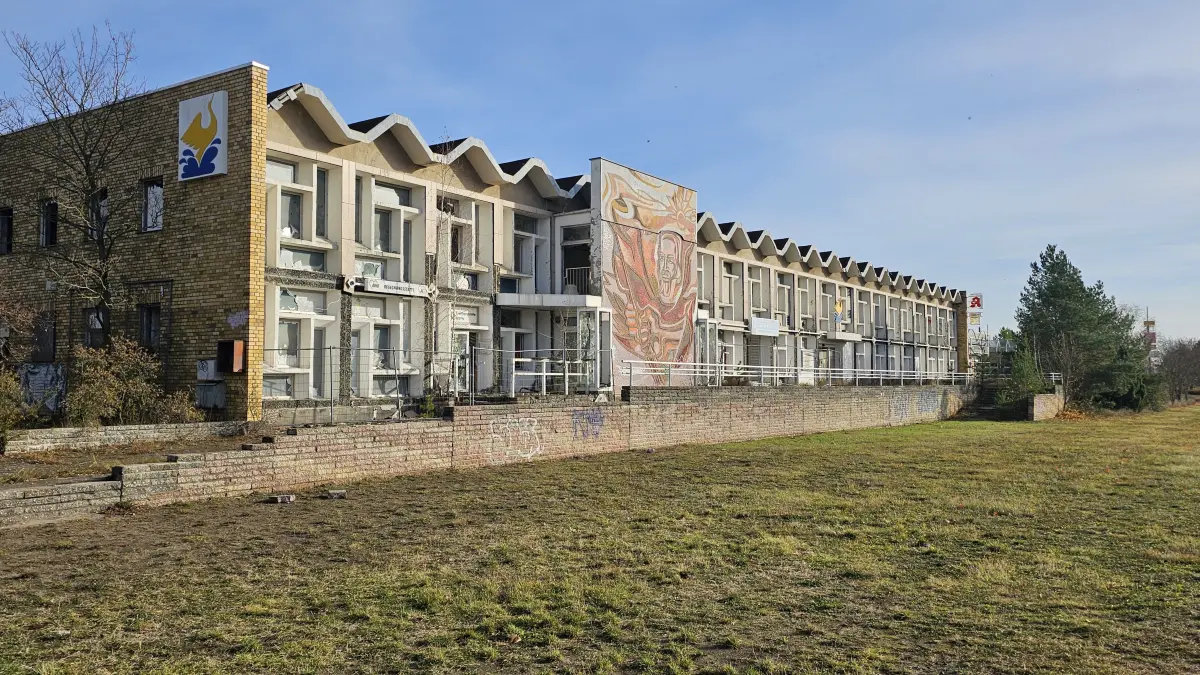 Blick auf den historischen Teil der Uckermark-Passagen in Schwedt am 13.11. 2025. Mit seiner markanten DDR-Architektur ist der Gebäudekomplex des ehemaligen Nowopolozk ein Blickfang. Doch das kann nicht darüber hinweg täuschen, dass die Immobilie stark zerstört ist.