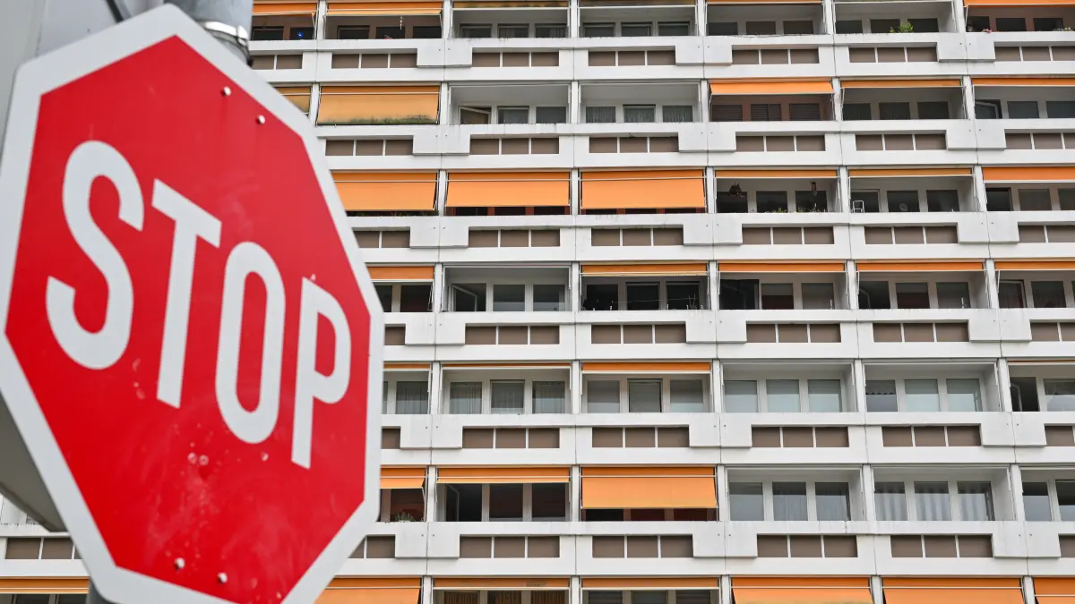 Wo in Brandenburg ein besonders angespannter Wohnungsmarkt herrscht, sollen auf künftigen Mieter von der Mietpreisbremse profitieren. Doch der Mieterbund sieht in der Schutzverordnung ein "stumpfes Schwert".