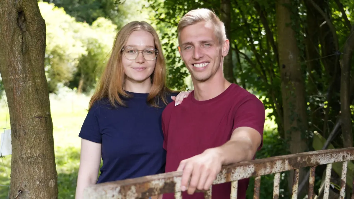 Christopher und Pauline auf dem Weg zum TinyHouse, in dem die 25-Järhige während der Hofwoche leben wird. +++ Die Verwendung des sendungsbezogenen Materials ist nur mit dem Hinweis und Verlinkung auf RTL+ gestattet. +++