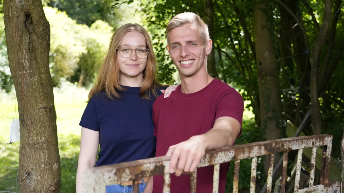 Christopher und Pauline auf dem Weg zum TinyHouse, in dem die 25-Järhige während der Hofwoche leben wird. +++ Die Verwendung des sendungsbezogenen Materials ist nur mit dem Hinweis und Verlinkung auf RTL+ gestattet. +++
