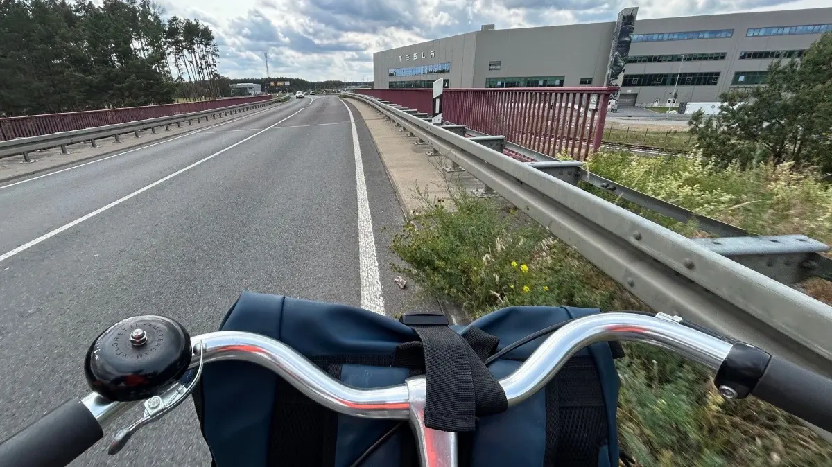 Rund um die Tesla Gigafactory in Grünheide werden nicht nur Straßen und ein neuer Bahnhof gebaut, sondern auch Radwege. Einen an der L38 wird es aber nie geben – aus triftigem Grund.