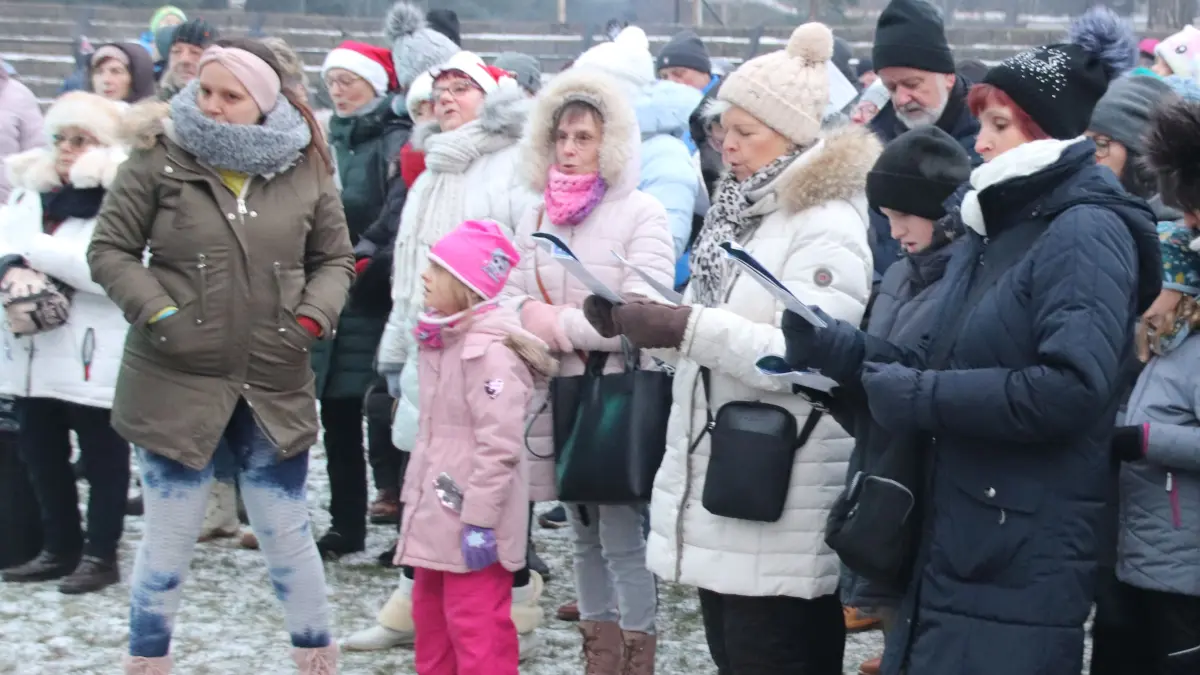 Weihnachtssingen im Stadion an der Waldstraße in Eisenhüttenstadt: Nach 2022 wie auf diesem Foto soll es am 14. Dezember 2025 wieder Jung und Alt anlocken.