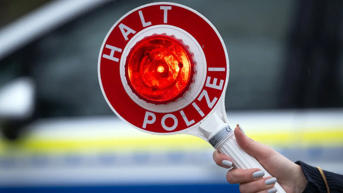 Einmal mitten durch Berlin bis nach Storkow: Ein Mann muss sich vor Gericht verantworten, weil er nach einer Verfolgungsjagd Polizisten verletzte. (Symbolbild)