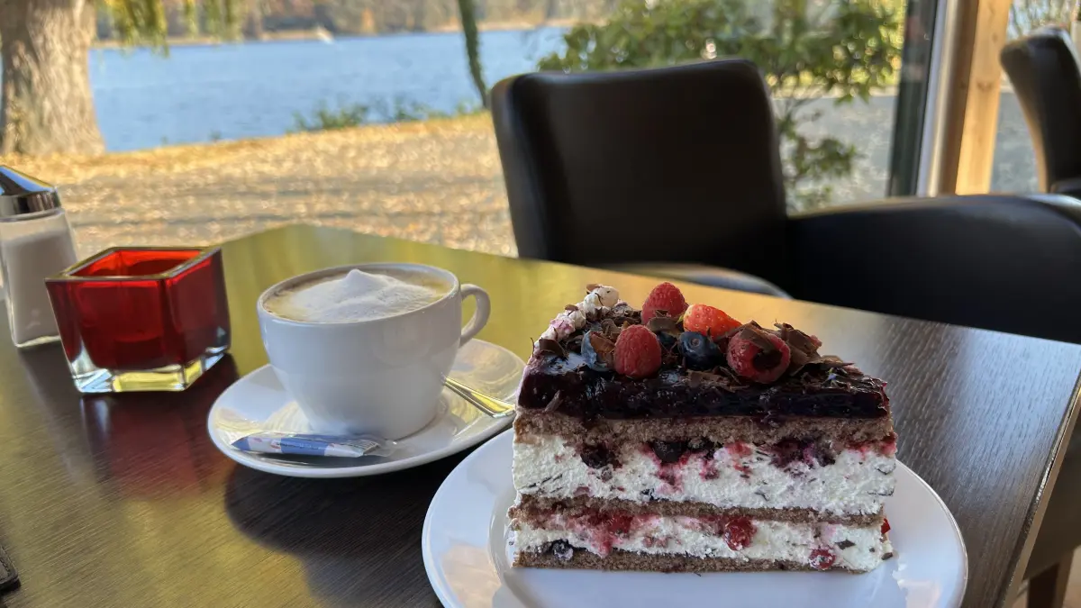 Beeren-Quark-Torte mit Seeblick, auch im Herbst, im Café Kontor Neuruppin