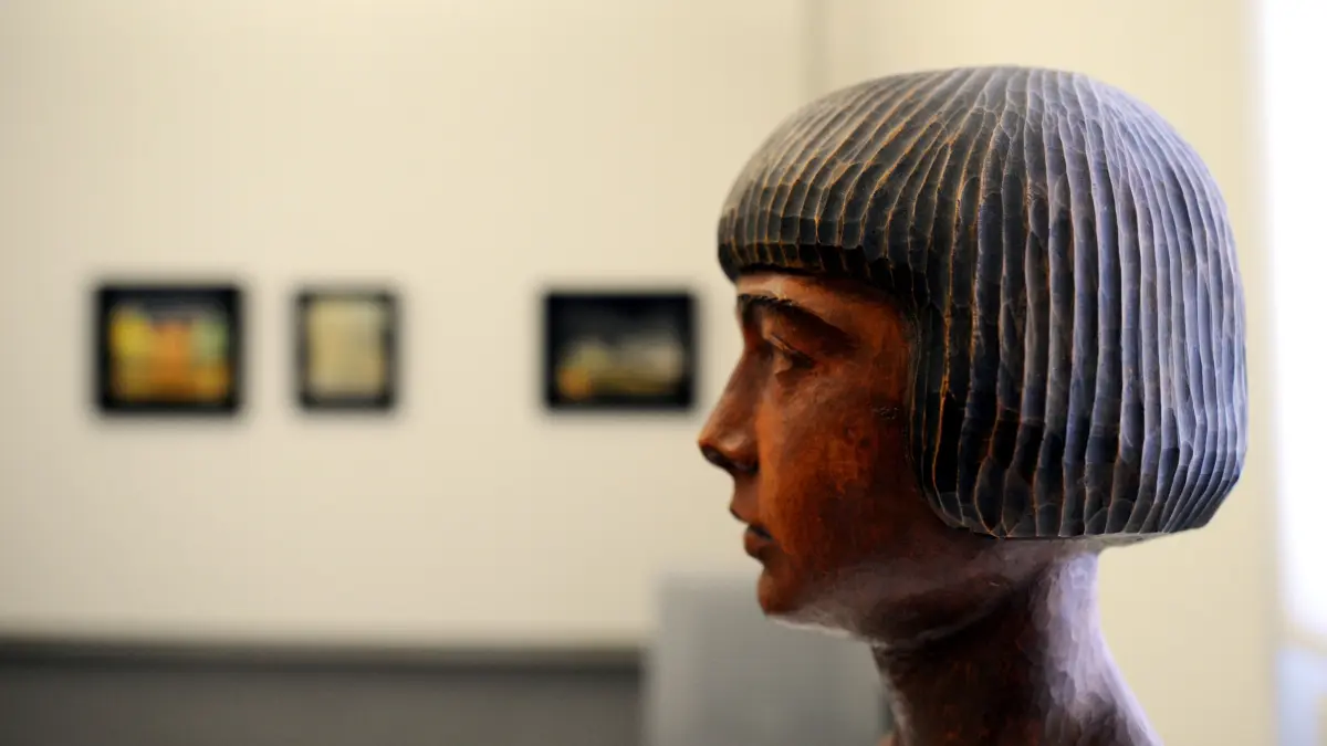 Eine typische Frisur aus den 1920er-Jahren zeigt eine Porträtbüste in den Räumen des Museumsberges in Flensburg (Schleswig-Holstein). Auch in Fürstenwalde ging man vor 100 Jahren mit der Zeit, was Frisuren betrifft. (Symbolfoto)