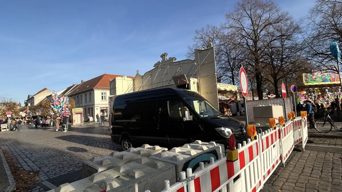 Zum Martinimarkt 2025 in Neuruppin kamen erstmals Betonsperren zum Einsatz.