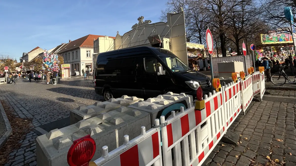 Zum Martinimarkt 2025 in Neuruppin kamen erstmals Betonsperren zum Einsatz.