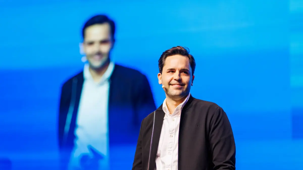Beginn Deutschlandtag der Jungen Union (JU): 14.11.2025, Baden-Württemberg, Rust: Johannes Winkel (CDU), Bundesvorsitzender der Jungen Union, steht auf der Bühne. Die Junge Union Deutschlands (JU) ist die Nachwuchsorganisation von CDU und CSU. Zu dem dreitägigen Kongress wird unter anderen Bundeskanzler Merz (CDU) erwartet - aber erst am Samstag. Hauptthema dürfte die Reform der Sozialsysteme stehen. Die JU-Abgeordneten im Bundestag machen Front gegen das Rentenpaket der Regierung. Foto: Philipp von Ditfurth/dpa +++ dpa-Bildfunk +++