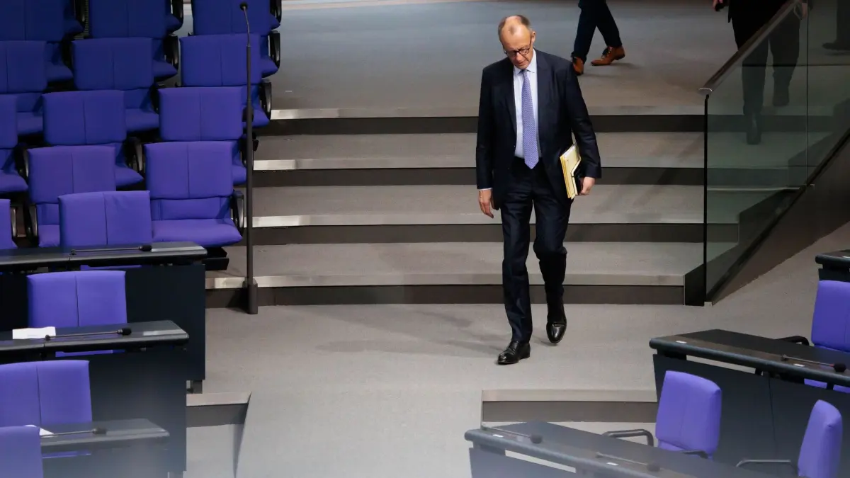 Bundestag: 14.11.2025, Berlin: Bundeskanzler Friedrich Merz (CDU) kommt zu der Plenarsitzung im Deutschen Bundestag. Foto: Carsten Koall/dpa +++ dpa-Bildfunk +++