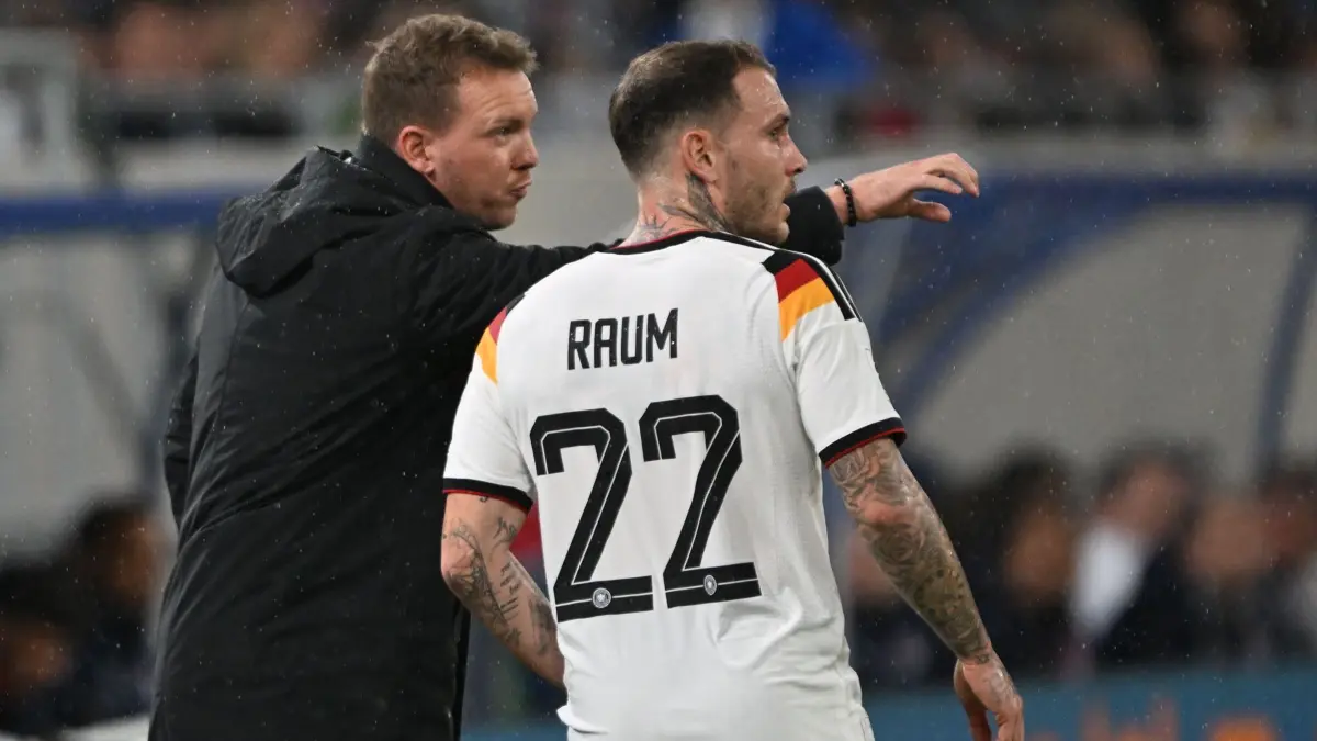 Luxemburg - Deutschland: 14.11.2025, Luxemburg: Fußball: WM-Qualifikation Europa, Luxemburg - Deutschland, Gruppenphase, Gruppe A, 5. Spieltag, Stade de Luxembourg, Bundestrainer Julian Nagelsmann gibt David Raum Anweisungen während des Spiels. Foto: Federico Gambarini/dpa +++ dpa-Bildfunk +++